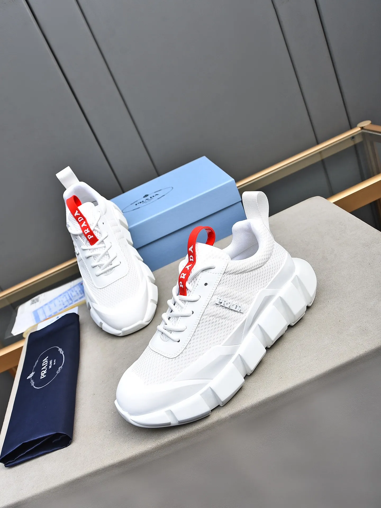 Men's shoes 💰480 PRADA/Prada men's lace-up casual sports shoes, the upper is made of cowhide leather and breathable mesh. It is soft, comfortable and breathable. The tongue is decorated with the PRADA brand letter logo. The thick rubber sole echoes the red label tongue. The style is fashionable and generous. The details are carefully crafted. A casual sports shoe with a super fashionable look on the foot. Excellent breathability!  Size: 38-44 (45 46 customized)